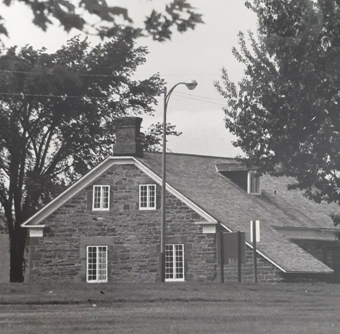 Photo en noir et blanc d'une maison en briques
