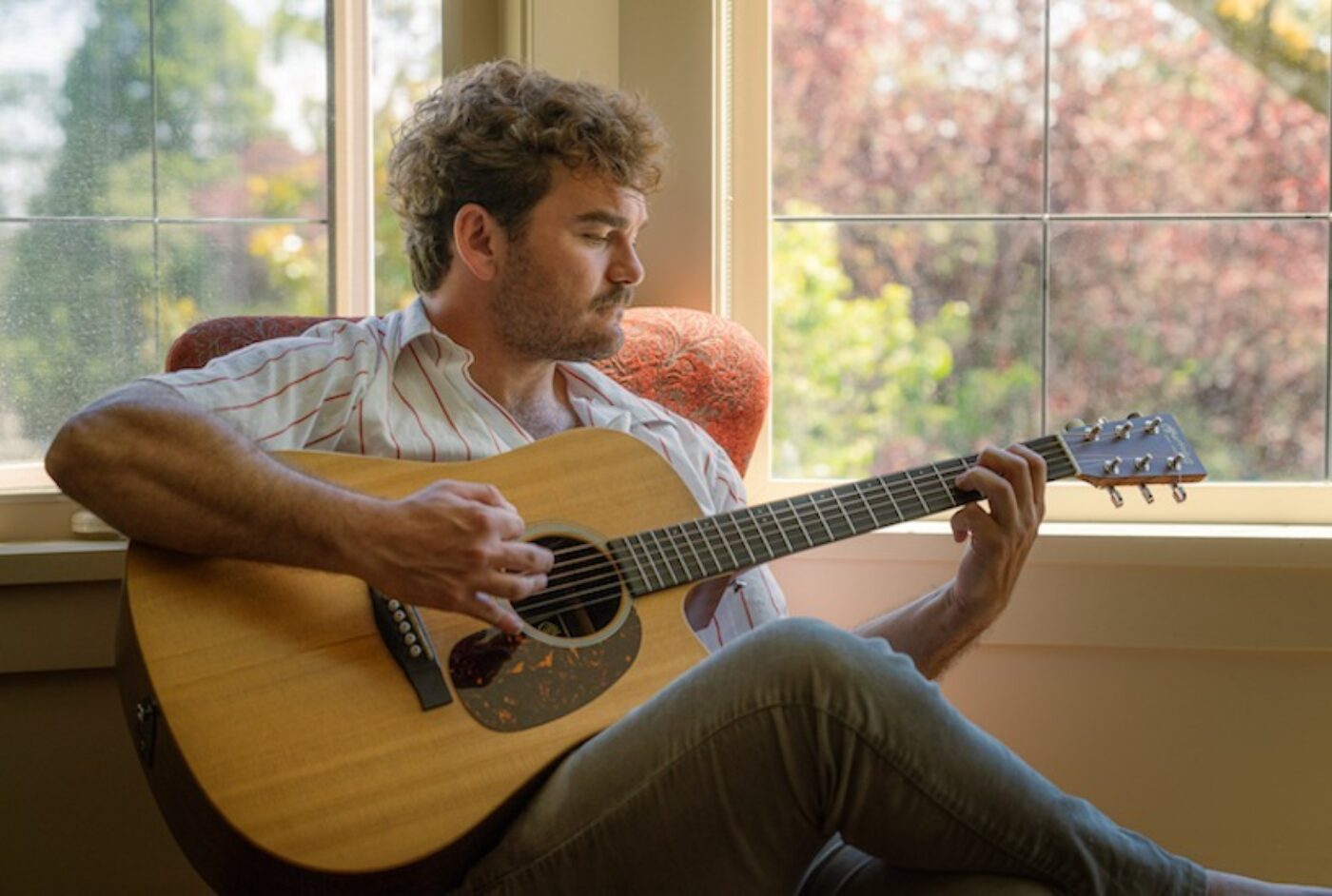 Photo du chanteur Aaron Wylder jouant de la guitare