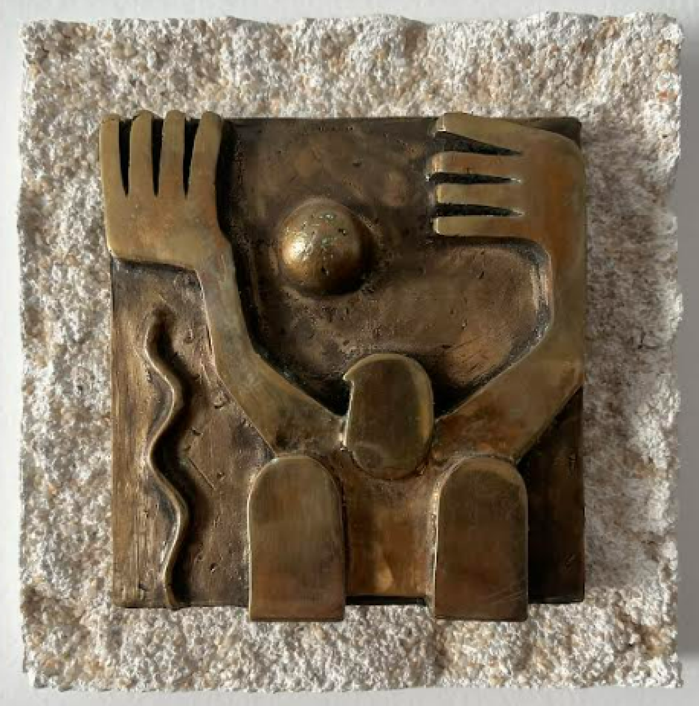 Bas-relief en bronze représentant une figure abstraite aux grandes mains levées, monté sur un support en pierre texturée.