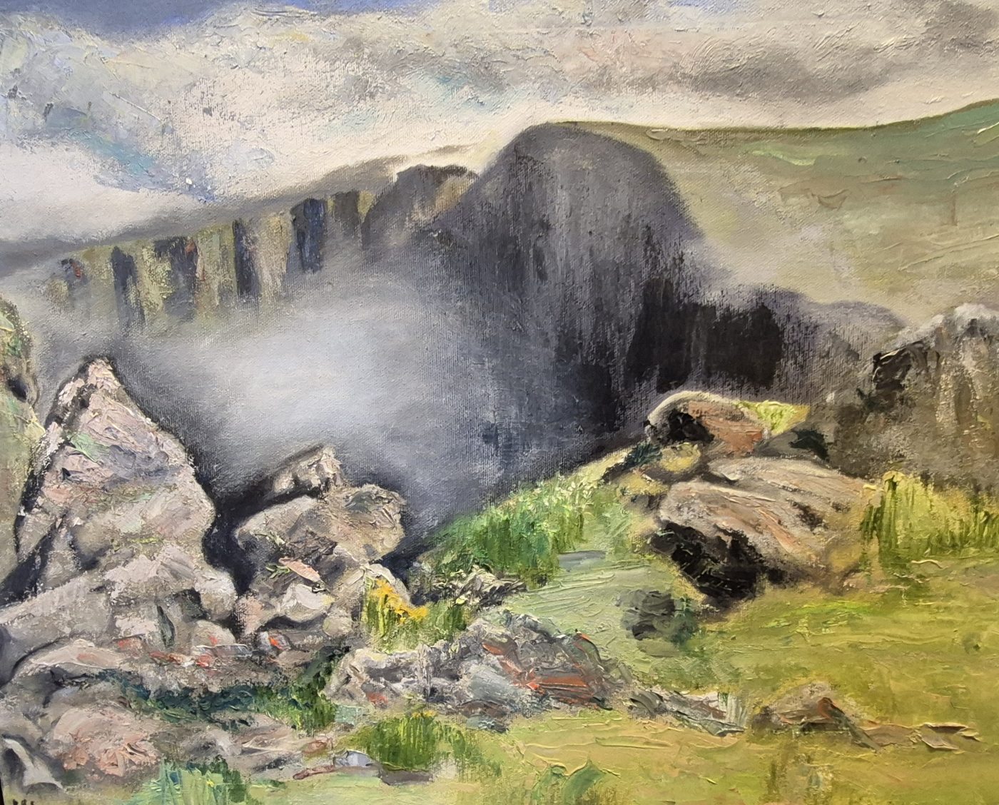 Peinture à l'huile d'un paysage de montagnes rocheux, enveloppé par la brume sous un ciel nuageux
