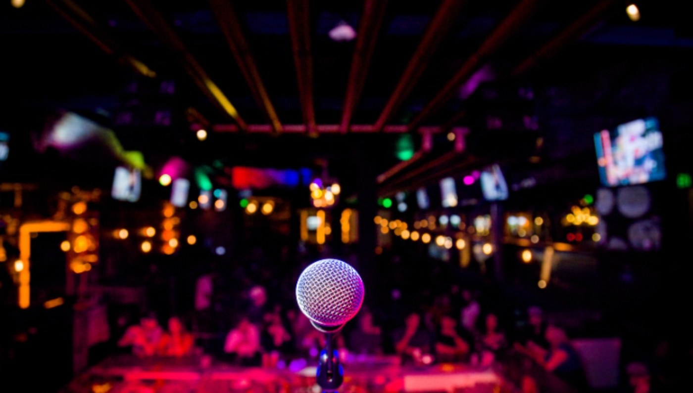 Photo d'un micro et du public du point de vue du chanteur