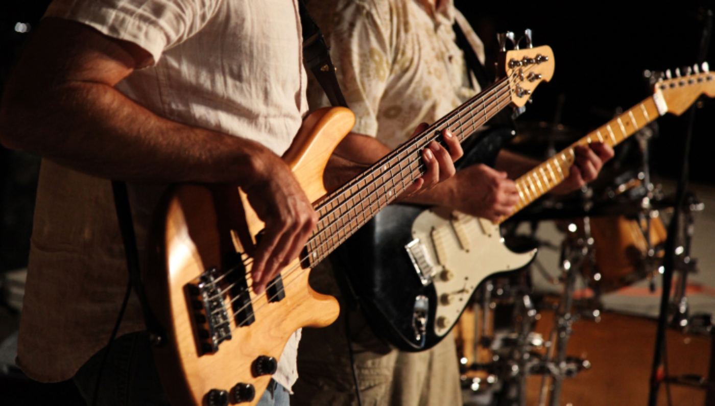 Gros plan sur deux personnes jouant de la guitare électrique
